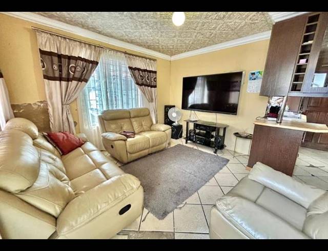 3 BEDROOM HOUSE FOR SALE IN CLAYVILLE